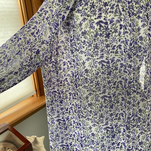 Beautiful breezy and flowy blouse size small - Picture 9 of 11
